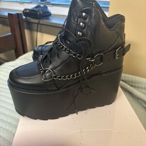 YRU Black Platform Shoes with Chain Accents